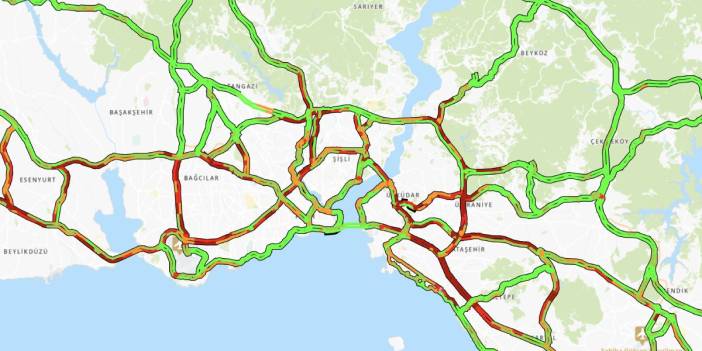 İstanbul'da etkili olan sağanak trafiği felç etti