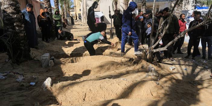 Gazze'de soykırımın yürek sızlatan görüntüleri! Hastane bahçesi toplu mezarlığa döndü