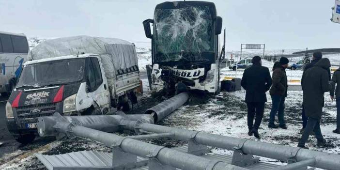 Ağrı'daki kazada yolcu otobüsü ile kamyonet birbirine girdi