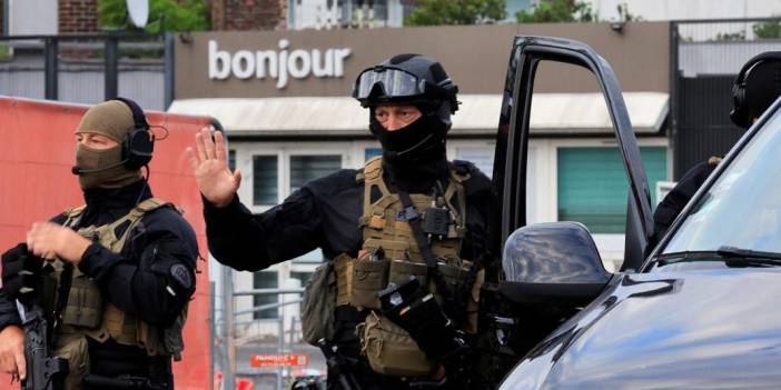 Paris'te bıçaklı saldırı: Yaralılar var