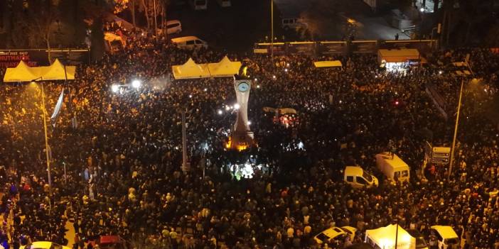 Türkiye'de saatler 04.17'de durdu: Binlerce insan 6 Şubat kayıpları için bir araya geldi