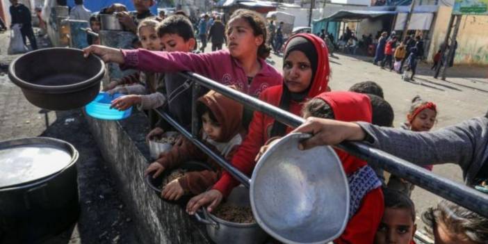 Gazzeliler açlıkla savaşıyor: Hayvan yemini öğütüp un yapıyoruz