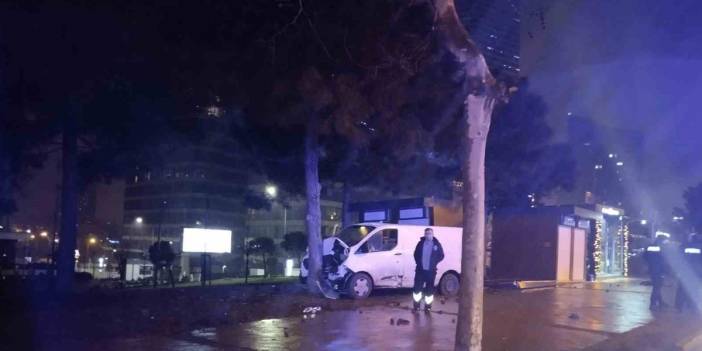 İstanbul'da feci kaza... Ağaca çarparak durabildi: Yaralılar var