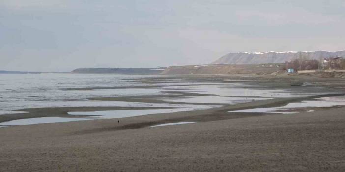 Su seviyesi 4 metreye kadar düşmüştü: Van Gölü için tehlike devam ediyor