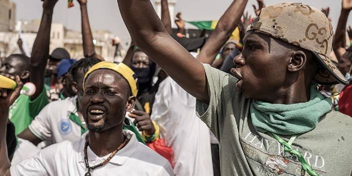 Senegal’de halk ertelenen seçim için sokakta