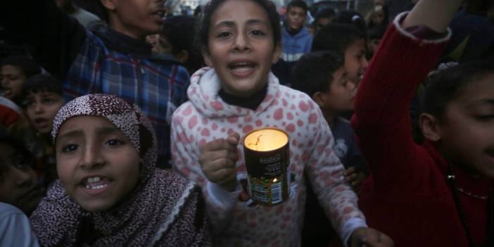 Gazzeli çocuklar 'Özgür Filistin' dövizlerini havalandırdı: Küçük bedenlerden büyük sesler!