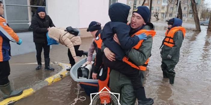 Kurtarma ekipleri alarmda! Kazakistan’da eriyen kar sele dönüştü