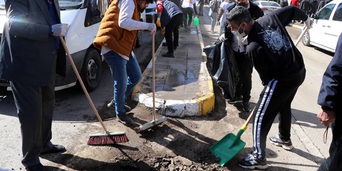 Vatandaşlar Van sokaklarını birlikte temizledi