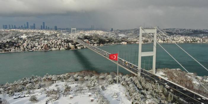 İstanbul'da sis alarmı: Boğaz'da trafik durdu, vapur seferleri iptal