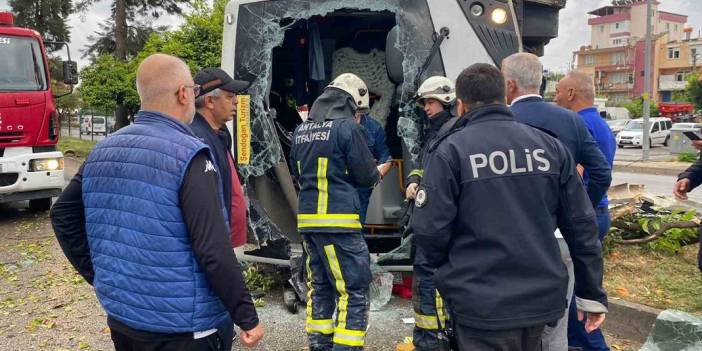 Antalya’da servis aracı devrildi: 19 yaralı