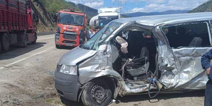 Bolu'da servis minibüsleri çarpıştı: 11'i öğrenci 15 yaralı