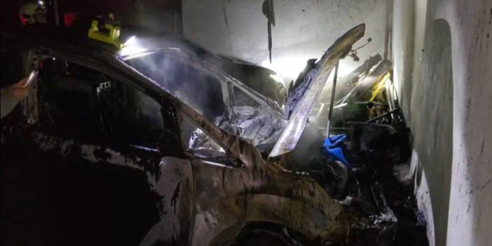 Kadıköy'de otoparkta yangın: 3 araç kül oldu