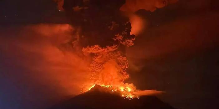Endonezya'da yanardağ patlaması: En yüksek seviye alarm verildi, havalimanı kapatıldı