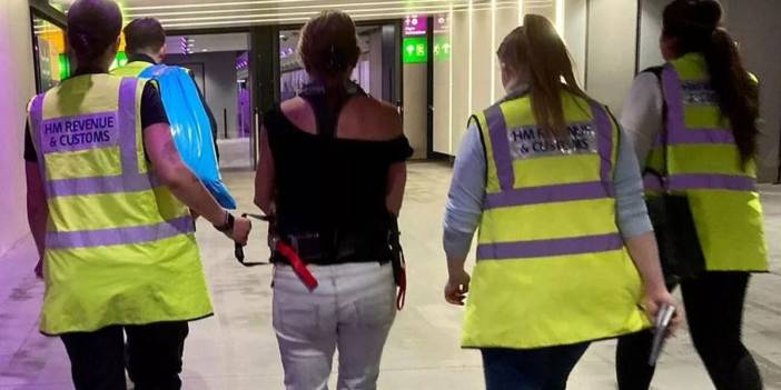 Pantolonuna gizledi, uçağa binmeye çalışırken yakalandı! Havalimanı tarihinin ilk vakası