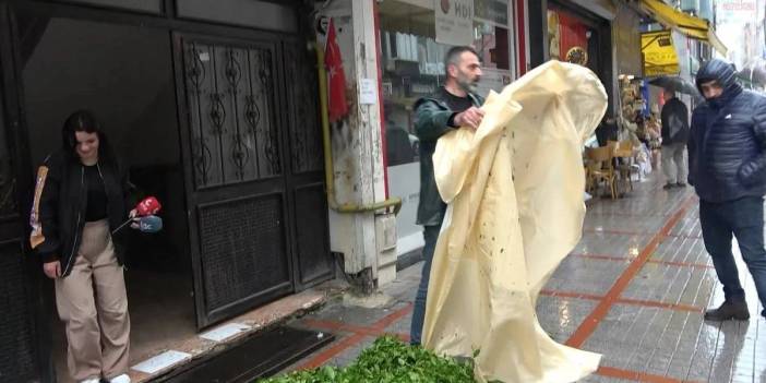 Rizeli üreticiden çay alım fiyatı protestosu: AK Parti İl Başkanlığı önünde bir çuval çayı döktü