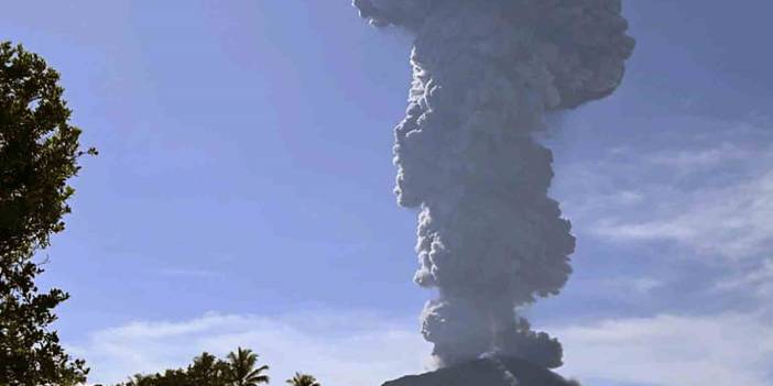 Endonezya'daki Ibu Yanardağı'nda patlama: 5 kilometreye kadar çıktı
