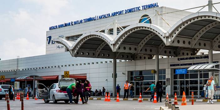 Antalya Havalimanı'nda gıda zehirlenmesi alarmı: 42 personel hastaneye kaldırıldı