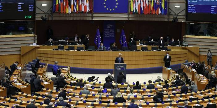Avrupa'da aşırı sağ güç kazanıyor: AP seçimleri sonrası erken seçim ve istifa