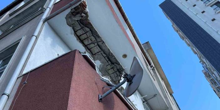 İstanbul alarm veriyor! Bir binanın daha balkonu çöktü