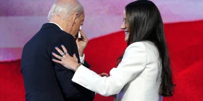 Biden'dan demokratlara veda: Gözyaşlarına boğuldu