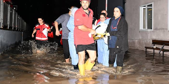 Trabzon sele teslim: Hastaneyi su bastı, yollar göle döndü, karayolu trafiğe kapandı...