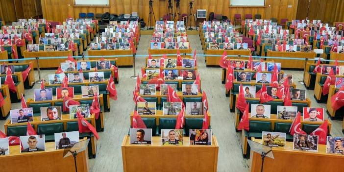 İYİ Parti'de toplantı öncesi tüm sıralara şehit fotoğrafları konuldu