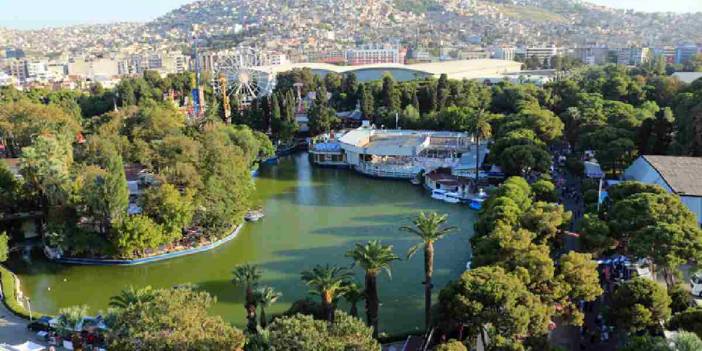 Cem Adrian’dan duygu dolu akşam: Kültürpark Açıkhava Tiyatrosu’nda konser