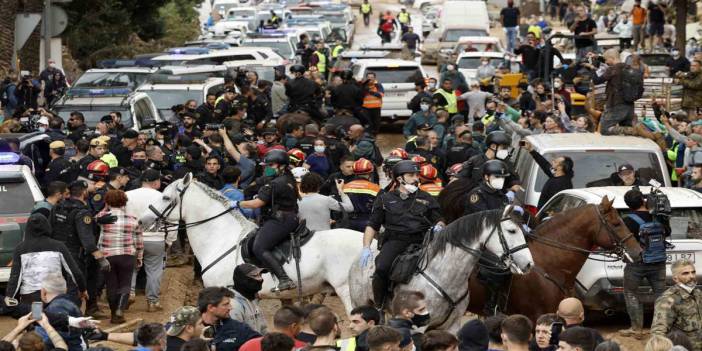 İspanya'da sel mağduru halktan kral ve başbakana çamurlu protesto