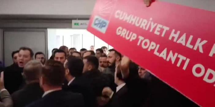 Esenyurt kayyumundan CHP'ye yasak... CHP'li meclis üyeleri belediyeye alınmadı, grup tabelası söküldü