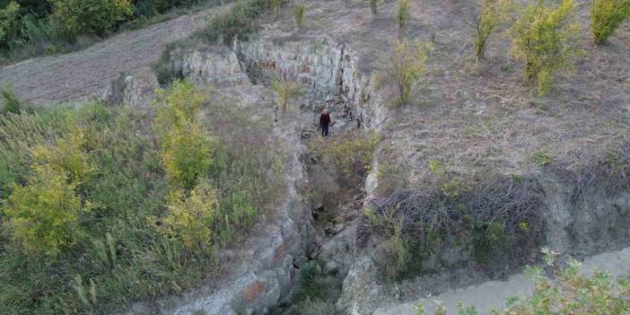 Deprem tarlayı ikiye böldü: Derinliği 4, uzunluğu 15 metre