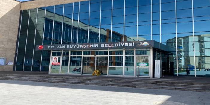 Van Büyükşehir Belediyesi'ne kayyum atandı: Polis belediye binasına girdi