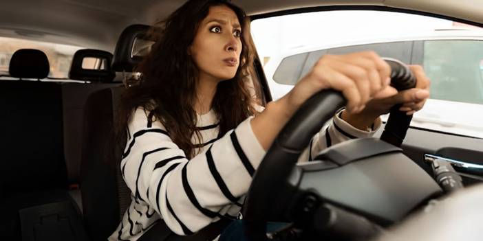 O ülkede araba kullanırken sakın elinizi direksiyondan ayırmayın! Cezası olduğunu kimse bilmiyor, anında ceza kesiliyor