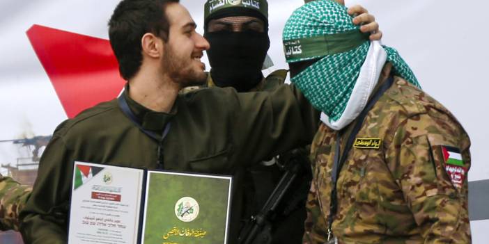 Hamas ile İsrail arasında 7'nci tur esir takası: İsrailli esir, Kassam Tugayı'nı alnından öptü
