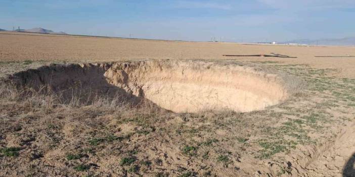 Çöken obruk yıllar önce doldurulmuştu! Tarlasına giden çiftçi şaşkına döndü: Çok daha derin olmuş