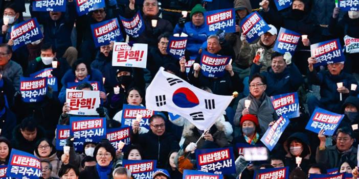Güney Kore Başkanı Yoon'un azledilmesi protesto edildi: Binlerce kişi sokaklarda