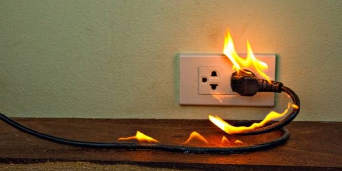 Bu hatayı herkes en az 1 kez yapıyor! 25 yıllık elektrikçi açıkladı: Yangın bile çıkarır