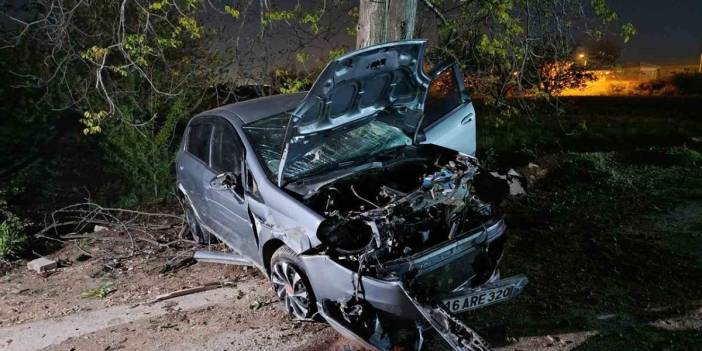 İnegöl’de otomobil ile motosiklet kafa kafaya çarpıştı: 1’i ağır 2 yaralı