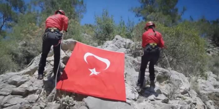 Jandarma’dan 23 Nisan’a özel klip: Bey Dağları’nda çocuklarla Türk Bayrağı açıldı