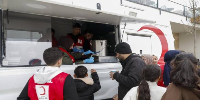 Kızılay’dan beslenme hizmeti: Geceyi sokakta geçireceklere gece boyu destek sürecek