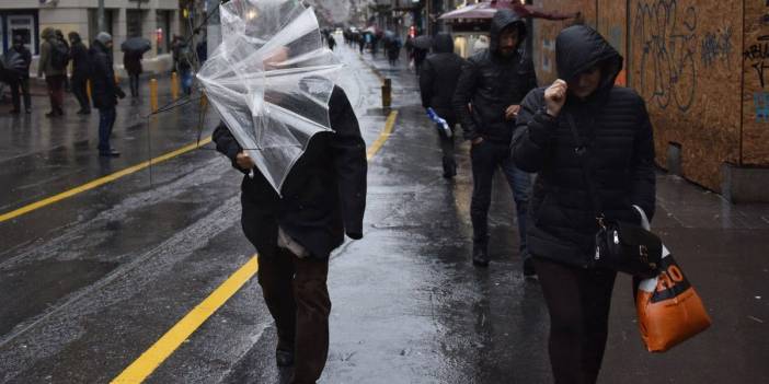 Meteoroloji ve AKOM'dan İstanbul için uyarı: Fırtına devam edecek, yağış yolda