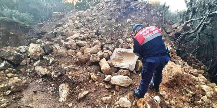 Define ararken yakalandılar! Emekli asker ile vali kaçak kazıda