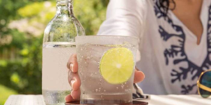 Yaz gelirken serinlemek isterken sağlığınızdan olmayın! Maden suyu tüketimine dikkat: Bu şekilde içmek…