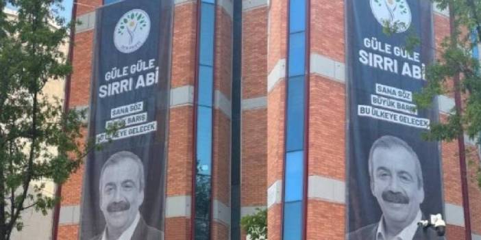 DEM Parti Genel Merkezi’ne Sırrı Süreyya Önder afişi asıldı: Sana söz büyük barış bu ülkeye gelecek