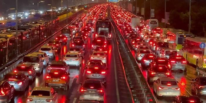 İstanbullu vatandaş bir yılda 105 saatini trafikte harcadı