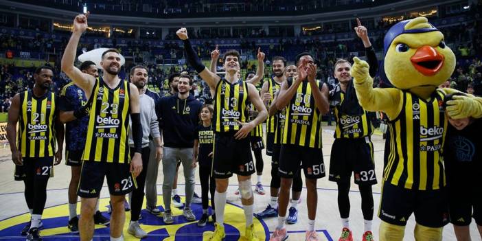 Fenerbahçe Beko Avrupa'nın zirvesinde! C.J. McCollum’dan Fenerbahçe soyunma odasına ziyaret: “Türk taraftarlar, sizi seviyorum”