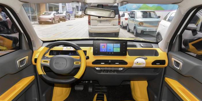 Çinliler yine yaptı şovunu! 4 kişilik elektrikli araba 240 bin lira