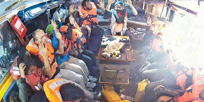 İsrail yardım gemisini bastı gönüllüleri kaçırdı! Akdeniz'de haydutluk