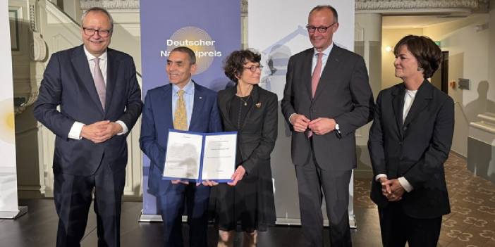 Koronavirüs aşısıyla adlarını duyurdular: Alman Ulusal Ödülü Türeci ve Şahin'e verildi