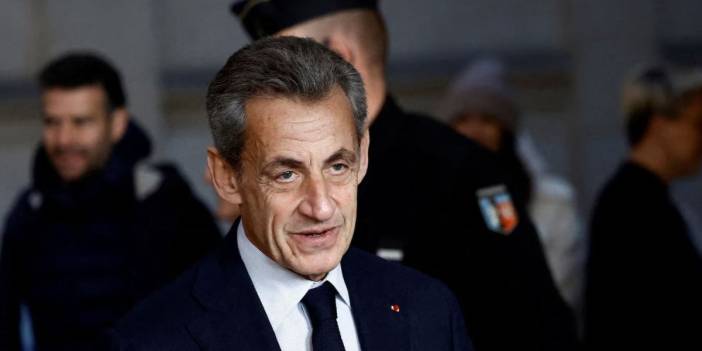 Sarkozy’nin onur nişanı geri alındı
