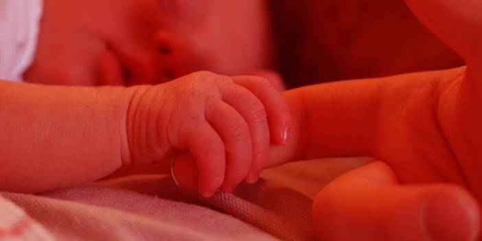 Para karşılığı bebek aldı, evde yere düşürdü, hastanede yakalandı! Doktorun foyasını hemşire ortaya çıkardı